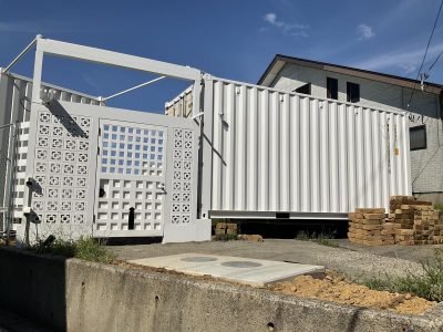 外観 急な坂道をあがると中腹ある真っ白なコンテナが当施設です。